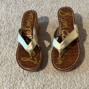 Sam Edelman platform flip flip snacked in gold - size 9